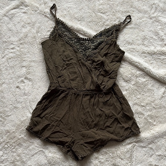 Streetwear Society Dresses & Skirts - Streetwear Society Green Lace Trim Romper Size Small | Boho | Adjustable Straps|